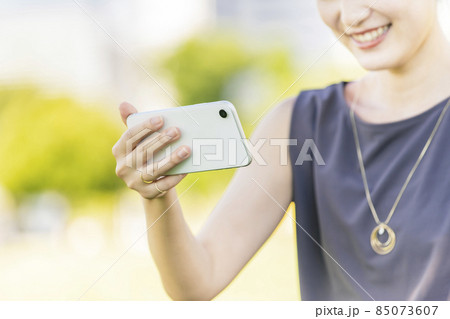 スマートフォンの画面を見る女性 スマートフォンの画面を見る女性 85073607
