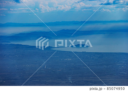 冬の丹沢 塔ノ岳山頂からの絶景 朝の澄んだ空気の中の江ノ島、湘南海岸、三浦半島遠景 冬の丹沢 塔ノ岳山頂からの絶景 朝の澄んだ空気の中の江ノ島、湘南海岸、三浦半島遠景 85074950