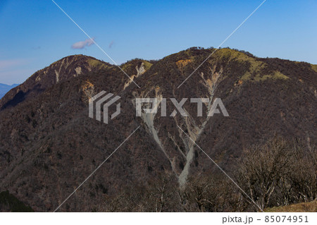 冬の丹沢 塔ノ岳山頂からの丹沢主脈線縦走路と蛭ヶ岳山頂遠景 冬の丹沢 塔ノ岳山頂からの丹沢主脈線縦走路と蛭ヶ岳山頂遠景 85074951