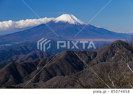 冬の丹沢 丹沢主脈縦走路からの絶景 朝の澄んだ空気の中の富士山 冬の丹沢 丹沢主脈縦走路からの絶景 朝の澄んだ空気の中の富士山 85074958