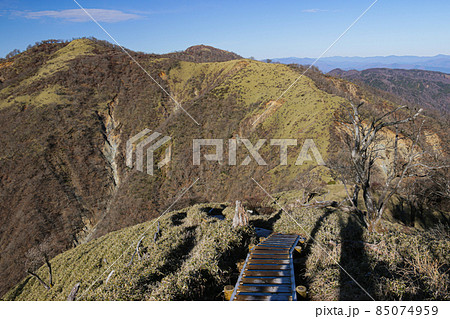 冬の丹沢 丹沢山から 丹沢主脈線縦走路と蛭ヶ岳遠景 冬の丹沢 丹沢山から 丹沢主脈線縦走路と蛭ヶ岳遠景 85074959