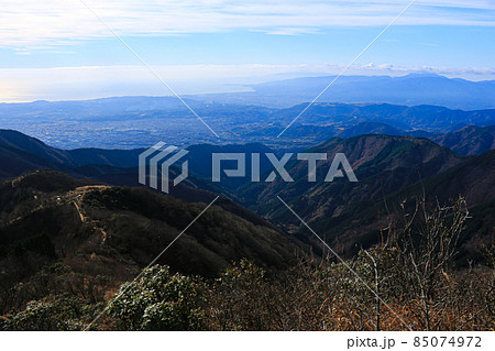 冬の丹沢　蛭ヶ岳山頂からの絶景　朝の澄んだ空気の中の小田原の街と真鶴半島、伊豆半島遠景 85074972