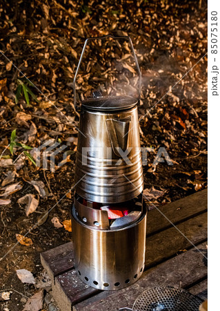 キャンプで焚き火 Bonfire with outdoor camping キャンプで焚き火 Bonfire with outdoor camping 85075180