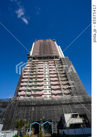高層マンションの大規模修繕外壁養生 85075417