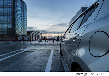 屋上　駐車場　夕焼け　屋上駐車場　ビル　建物　夕日 85075456