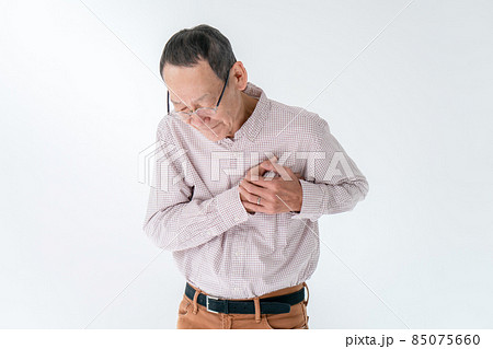 シニア男性　心臓発作　急病 85075660