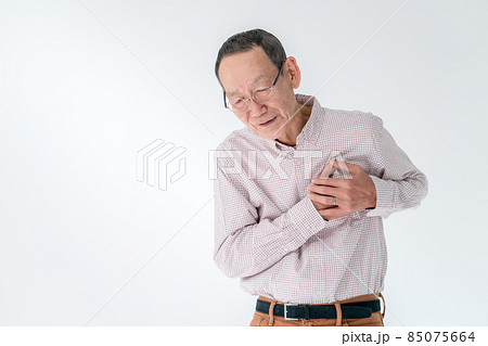 シニア男性　心臓発作　急病 85075664