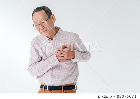 シニア男性　心臓発作　急病 85075671