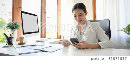 Business worker using smartphone to pay a bills. Business worker using smartphone to pay a bills. 85075837
