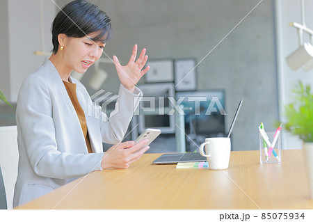 嫌な番号から電話が掛かって来て険しい表情のビジネスウーマン2 嫌な番号から電話が掛かって来て険しい表情のビジネスウーマン2 85075934
