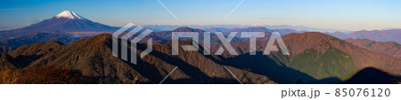 冬の丹沢　神奈川最高峰蛭ヶ岳山頂からのパノラマ絶景　朝陽に映える富士山と南アルプス遠景 85076120