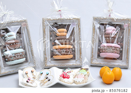 ハンドメイドアクセサリー(いちごクッキー・マカロンタワー・ピアス) ハンドメイドアクセサリー(いちごクッキー・マカロンタワー・ピアス) 85076182