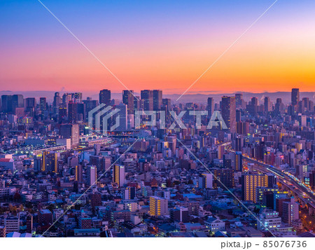 夜明けの大阪市の街並 85076736