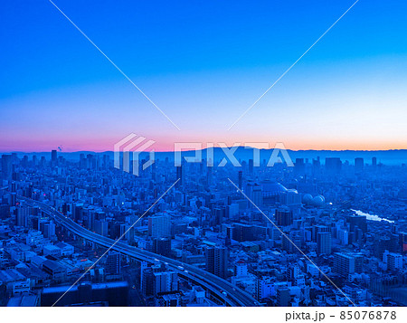 夜明けの大阪市の街並 夜明けの大阪市の街並 85076878