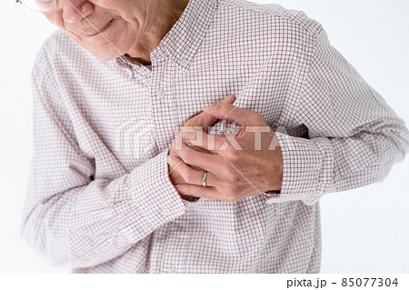 シニア男性　心臓病 85077304