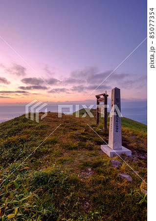 信州ビーナスライン・三峰山の夜明け 信州ビーナスライン・三峰山の夜明け 85077354