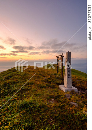 信州ビーナスライン・三峰山の夜明け 85077355