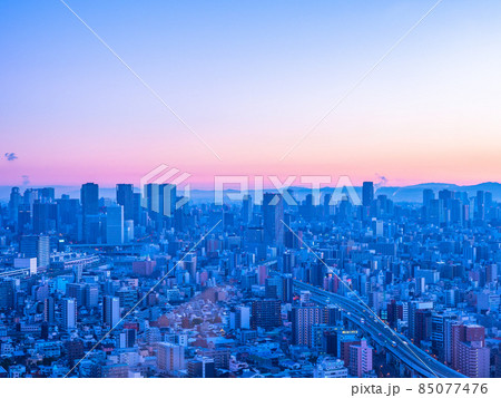 早朝の大阪市の街並 85077476