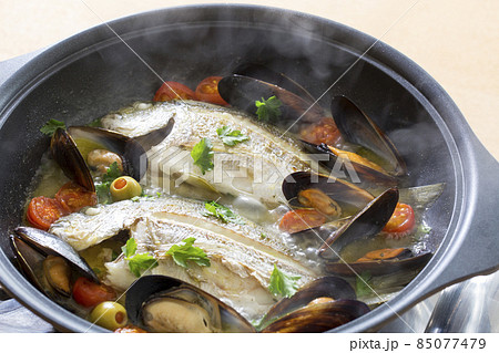 アクアパッツァ、白身魚とムール貝の家庭料理 85077479