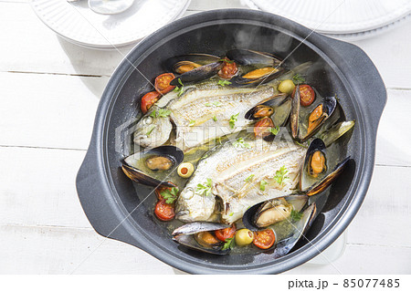 アクアパッツァの俯瞰撮影、白身魚とムール貝の家庭料理 アクアパッツァの俯瞰撮影、白身魚とムール貝の家庭料理 85077485
