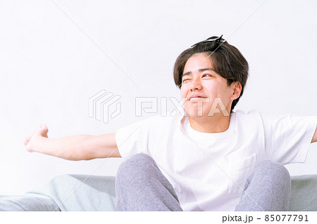 ストレッチをする男性 寝起き 朝 ストレッチをする男性 寝起き 朝 85077791