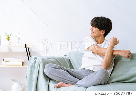 ストレッチをする男性　寝起き　朝 85077797