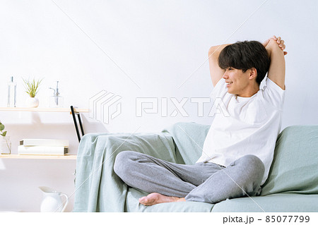 ストレッチをする男性 寝起き 朝 ストレッチをする男性 寝起き 朝 85077799