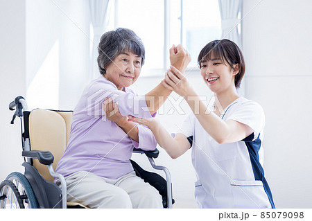 医療　腕のリハビリをするシニア女性と理学療法士　撮影協力：中央工学校附属日本語学校 85079098