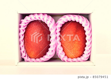 白背景の完熟マンゴー 85079451