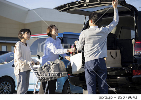 スーパーで買い物をした商品を車に乗せる家族イメージ 85079643
