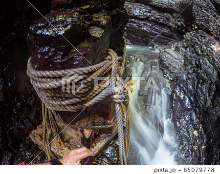 周囲300度を岩で囲まれた洞窟の中の滝つぼ 文蔵の滝 周囲300度を岩で囲まれた洞窟の中の滝つぼ 文蔵の滝 85079778