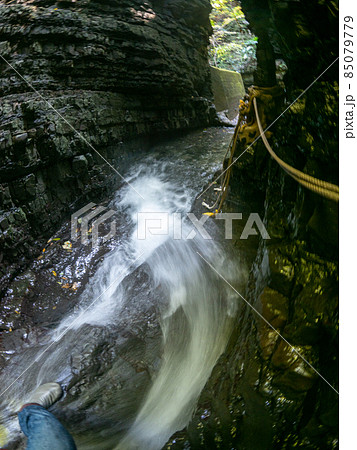 周囲300度を岩で囲まれた洞窟の中の滝つぼ 文蔵の滝 85079779