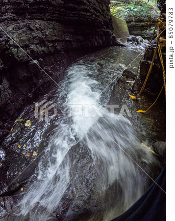 周囲300度を岩で囲まれた洞窟の中の滝つぼ 文蔵の滝 85079783