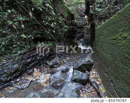 周囲300度を岩で囲まれた洞窟の中の滝つぼ 文蔵の滝 85079787