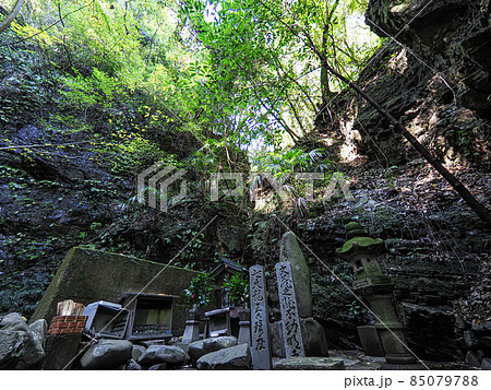 周囲300度を岩で囲まれた洞窟の中の滝つぼ 文蔵の滝 85079788