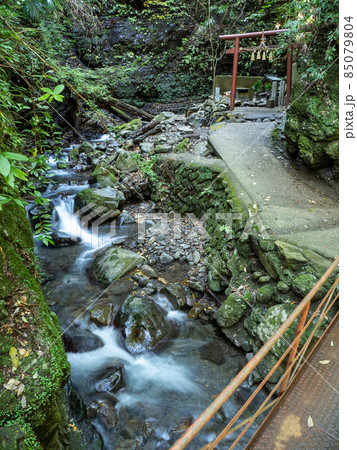 周囲300度を岩で囲まれた洞窟の中の滝つぼ 文蔵の滝の写真素材