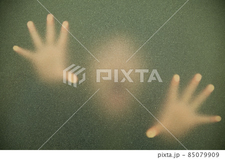 おばけ、すりガラスごしの男 85079909