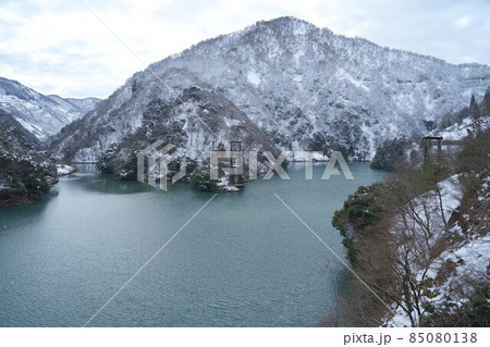 富山の秘境、雪景色の庄川峡にある廃橋 富山の秘境、雪景色の庄川峡にある廃橋 85080138