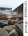 北陸片山津温泉にある雪の科学館の人口霧と岩 85080161