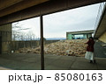 北陸片山津温泉にある雪の科学館を撮影する女性 85080163