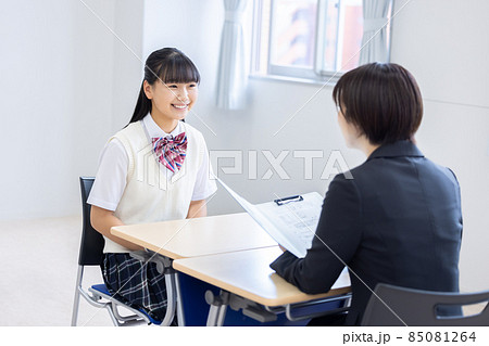 教育イメージ 面談を受ける女子学生 撮影協力:中央工学校附属日本語学校 教育イメージ 面談を受ける女子学生 撮影協力:中央工学校附属日本語学校 85081264
