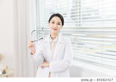 Asian Korean female psychiatric doctor in clinic Asian Korean female psychiatric doctor in clinic 85082427