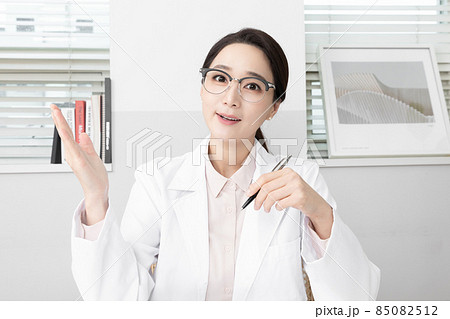 Asian Korean female psychiatric doctor in clinic Asian Korean female psychiatric doctor in clinic 85082512