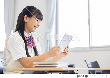 高校生イメージ　タブレットで勉強をする女子高生　撮影協力：中央工学校附属日本語学校 85082725