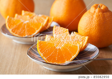 切り分けて皿に盛り付けたデコポン(不知火) 切り分けて皿に盛り付けたデコポン(不知火) 85082950