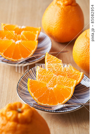 切り分けて皿に盛り付けたデコポン（不知火） 85082954