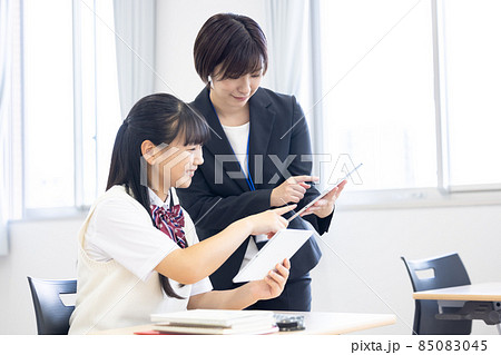 教育イメージ　タブレットを使い勉強する女子生徒と先生　撮影協力：中央工学校附属日本語学校 85083045