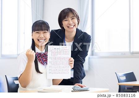 教育イメージ　マンツーマンで指導を受ける女子高生　撮影協力：中央工学校附属日本語学校 85083116