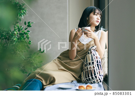窓辺に座る女性 85083301