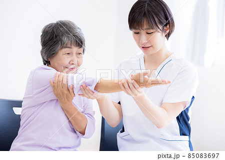 医療　腕のリハビリをするシニア女性と理学療法士　撮影協力：中央工学校付属日本語学校 85083697